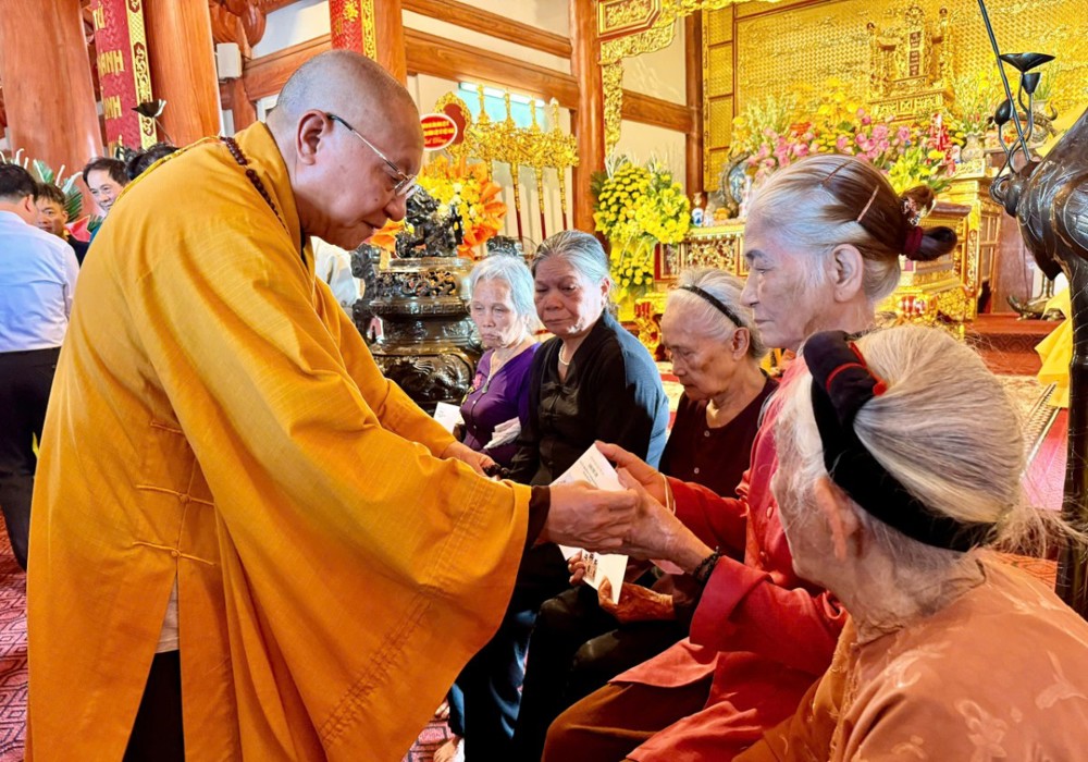 Ban Trị sự GHPGVN tỉnh Tuyên Quang tưởng niệm Anh hùng liệt sĩ, trao quà tri ân các gia đình thân nhân liệt sĩ