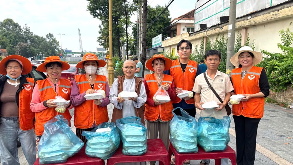 TP.HCM: Chùa Sùng Hưng trao 1.200 suất cơm chay, lan tỏa yêu thương đến người bệnh và người dân khó khăn