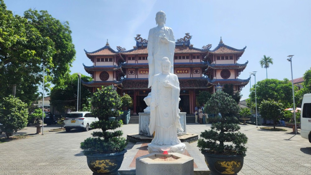 Đà Nẵng: Các Tự viện Phước Bình, Phước Ấm, Ngọc Sơn và Hương Sơn cúng dường đạo tràng an cư chùa sư nữ Diệu Quang và Tổ đình Tịnh Độ.