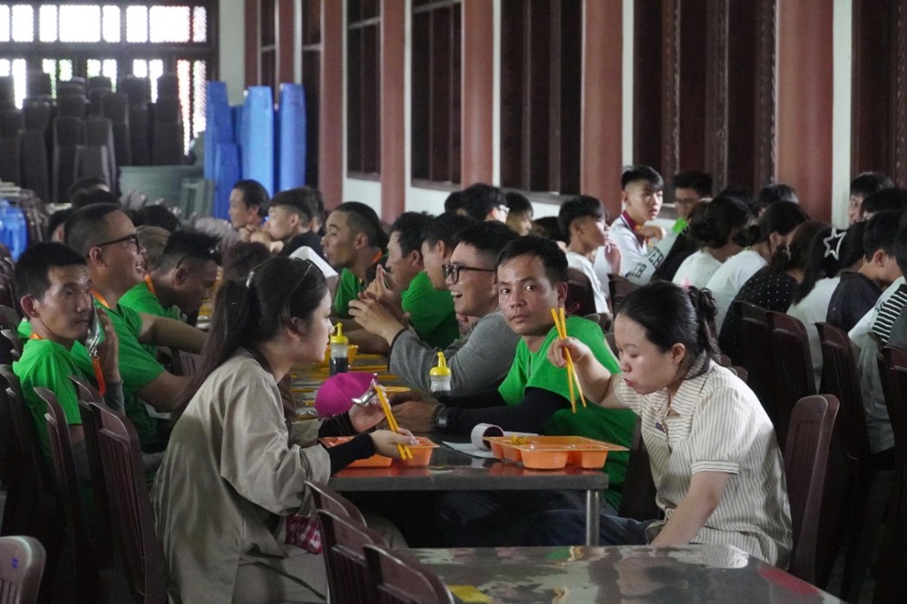 Đồng Nai: Bữa cơm đầu tiên trên đất trại - Khi những người xa lạ trở thành đồng bàn