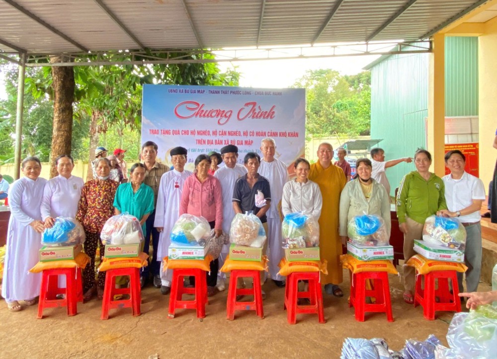 Đồng Nai: Trao 350 phần quà đến các hộ gia đình nghèo và học sinh xã Bù Gia Mập