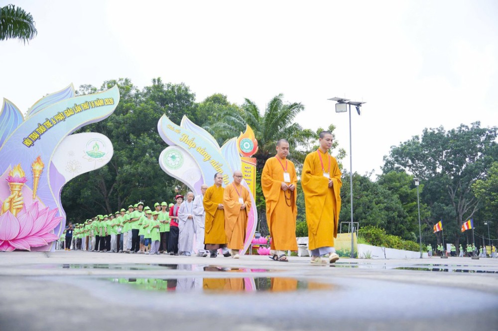 Đồng Nai: Bình minh trên đất trại – Hơn 3.500 bước chân chánh niệm khởi đầu ngày mới tại Hội trại Tuổi trẻ & Phật giáo lần thứ XVI