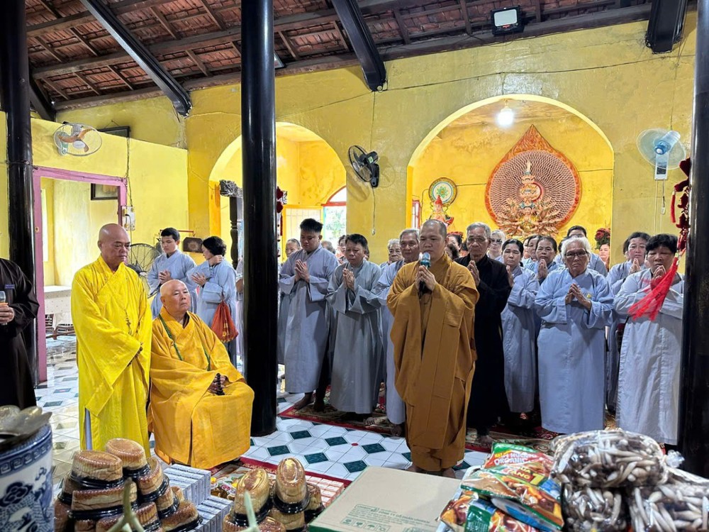 Đồng Tháp: Chùa Phước An (xã Gia Thuận) thăm và cúng dường chư Tăng an cư tại trường hạ chùa Liên Hoa