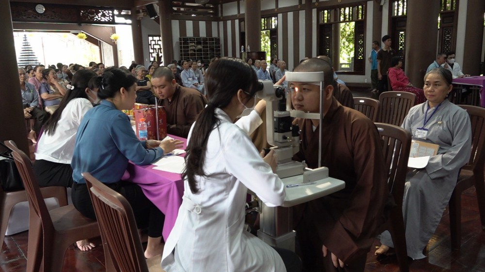 TP.HCM: Gần 200 lượt chư Tăng Ni và Phật tử được khám, tư vấn sức khỏe mắt miễn phí tại Tu viện Khánh An