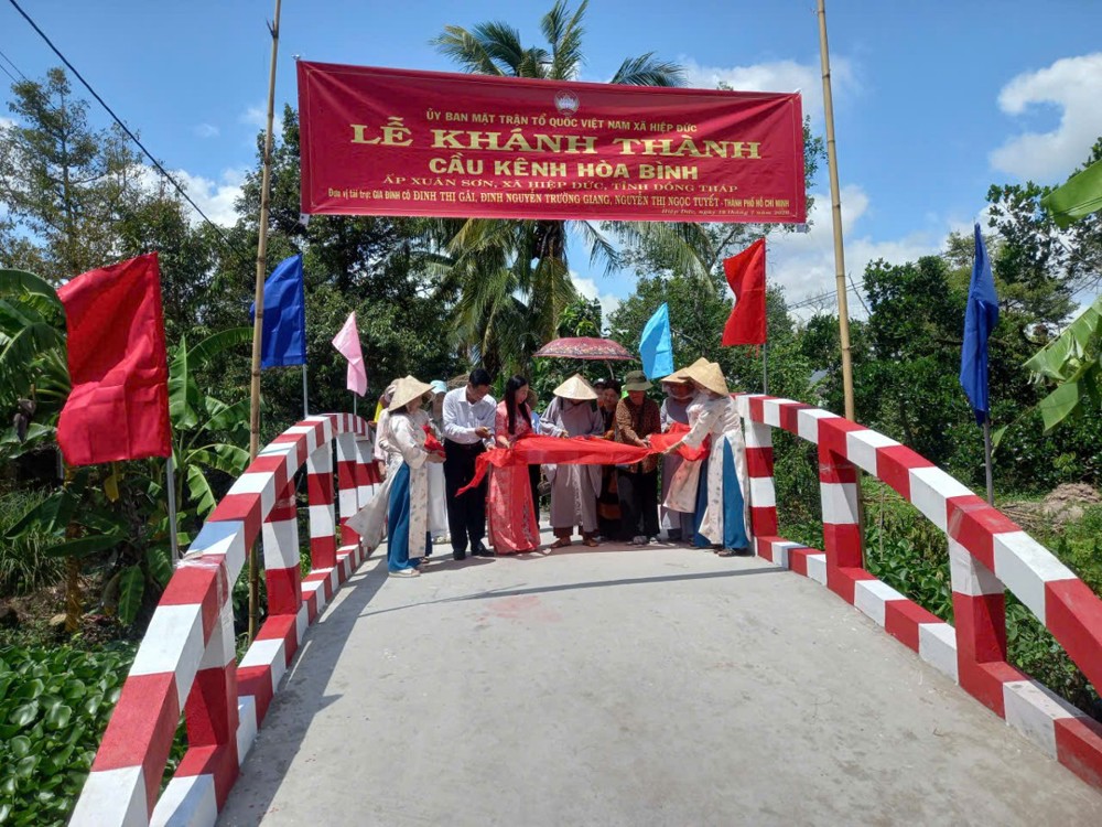 Đồng Tháp: Chùa Phước Long khánh thành cầu dân sinh, trao 100 phần quà cho học sinh