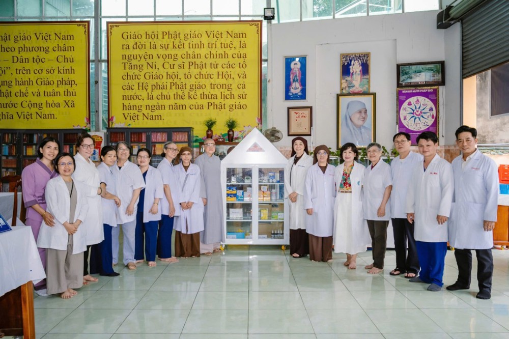 TP.HCM: Phân ban Từ thiện Xã hội Y tế Trung ương chăm sóc sức khỏe chư Ni trong mùa An cư Kiết hạ