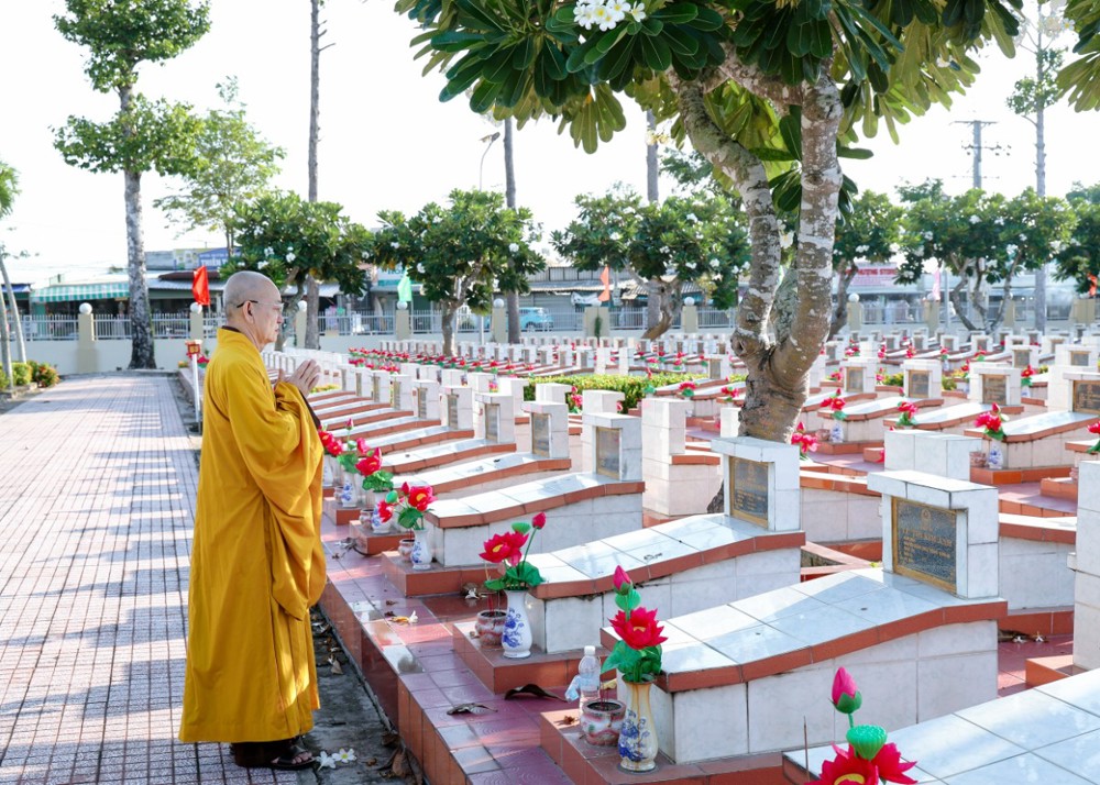 Tây Ninh: Ban Trị sự GHPGVN tỉnh tưởng niệm các Anh hùng liệt sĩ nhân kỷ niệm 79 năm Ngày Thương binh – Liệt sĩ tại Nghĩa trang Long An