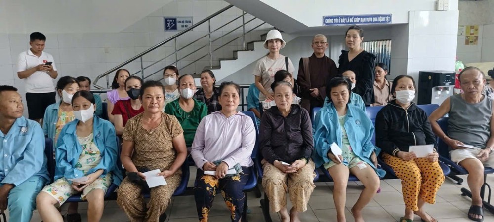 Đà Nẵng: Chùa Phổ Hiền tiếp tục hỗ trợ các bệnh nhân khó khăn 150 triệu đồng