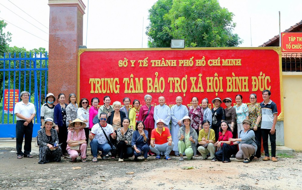 TP.HCM: Chùa Pháp Hưng và Tịnh thất Pháp Thủy trao quà bệnh nhân phong và bệnh nhân tâm thần
