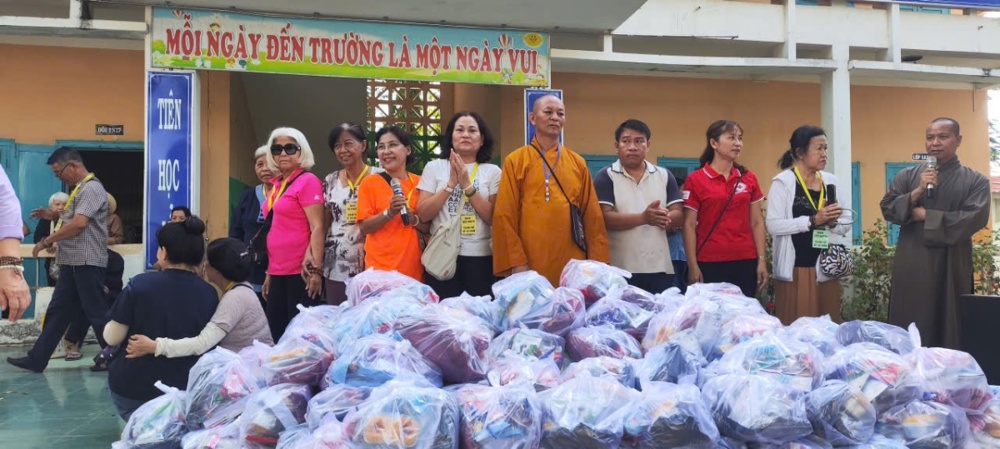 Ấm áp chương trình thiện nguyện trao quà cho đồng bào dân tộc Raglay tại Khánh Hòa
