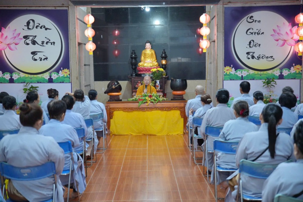 An Giang: TT. Thích Minh Nhẫn chia sẻ ý nghĩa về giá trị tình thân, sống tri túc tại khóa tu Bát quan trai