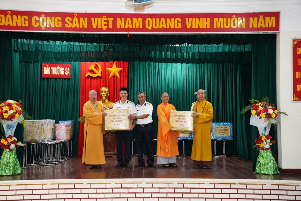 Đoàn công tác số 19 thăm, động viện và tặng quà quân, dân Đặc khu Trường Sa