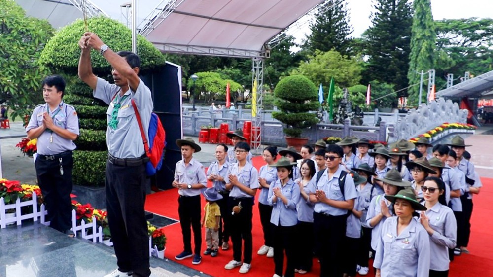 Quảng Ngãi: Tiểu ban Hoạt động Thanh niên Phân ban Gia đình Phật tử khu vực Kon Tum dâng hương tưởng niệm anh linh các Anh hùng Liệt sĩ