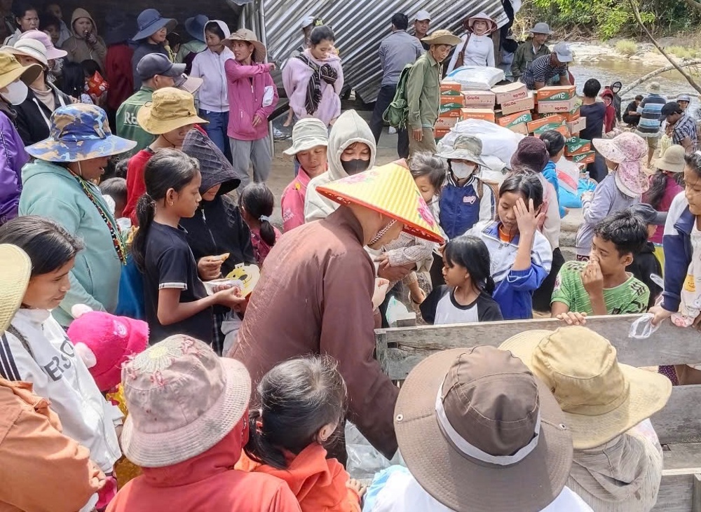 Lan tỏa yêu thương: Đoàn từ thiện trao quà và đèn năng lượng mặt trời cho đồng bào Raglay vùng sâu vùng xa