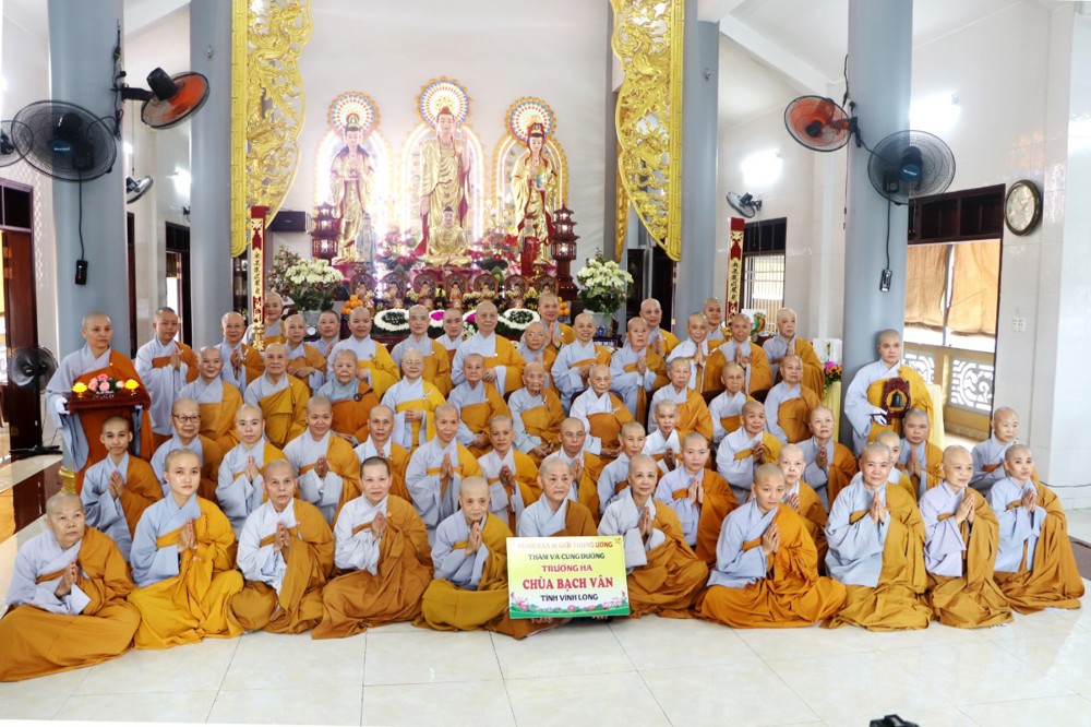 Vĩnh Long: Chư Tôn đức Ni Phân ban Ni giới Trung ương quang lâm thăm, sách tấn và cúng dường Trường hạ Ni chùa Bạch Vân nhân mùa An cư kiết hạ Phật lịch 2570
