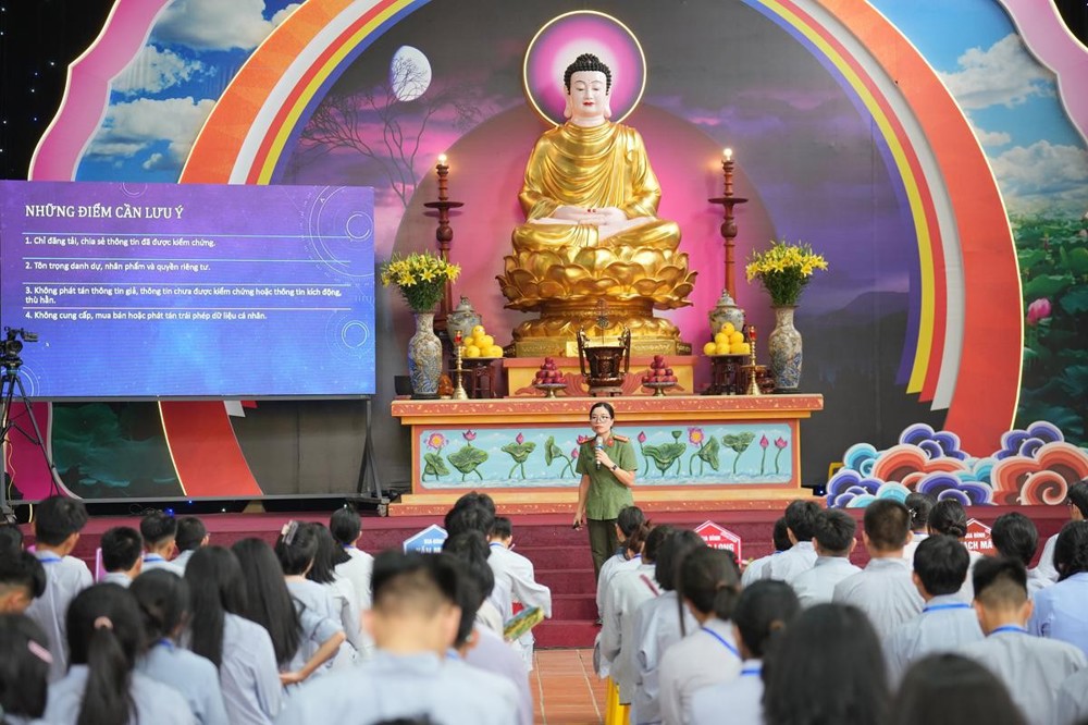 Học yêu thương trong ngày tu tập thứ tư của Khóa sinh hoạt Phật pháp mùa hè tại chùa Bằng