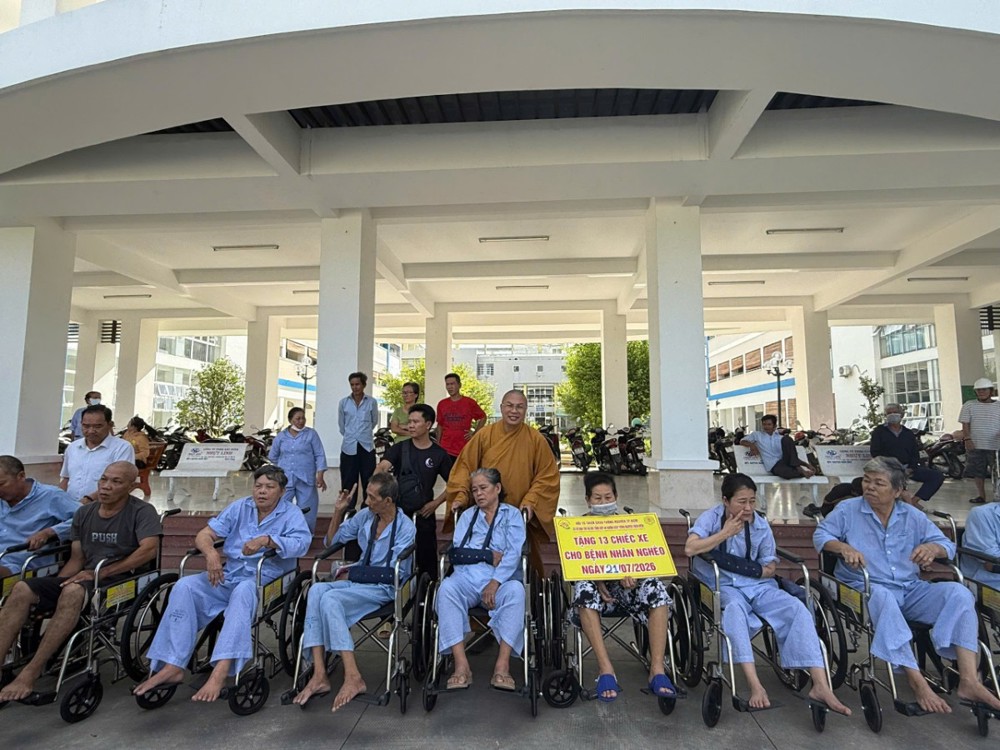 Hội Từ thiện chùa Tường Nguyên trao tặng xe lăn và bàn giao nhà tình thương tại tỉnh Vĩnh Long
