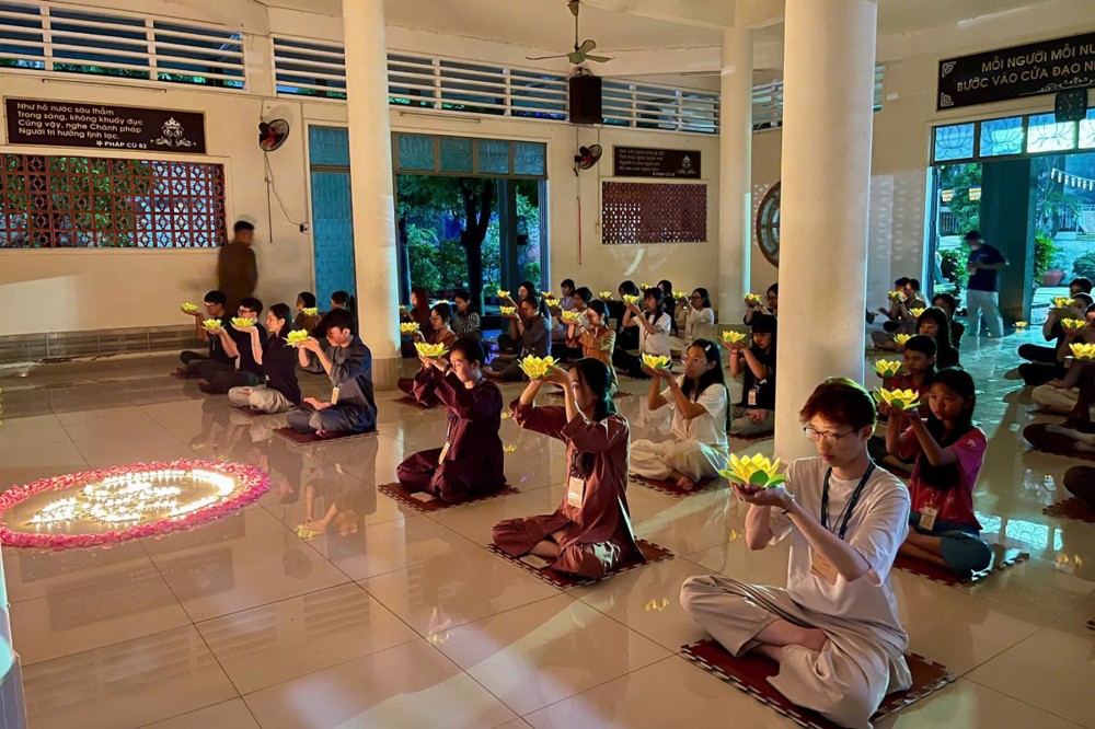 TP.HCM: Khóa sinh hoạt Phật pháp mùa Hè “Theo dấu chân Bụt” lần II trang nghiêm cử hành lễ hoa đăng