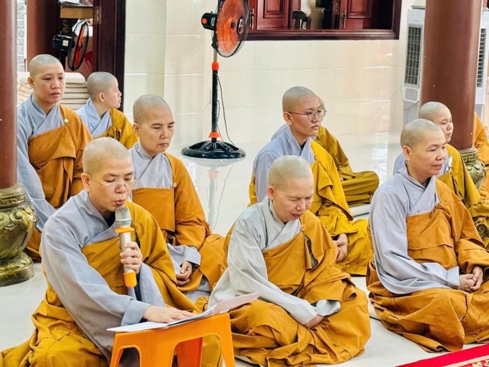TP.HCM: Trường hạ Ni chùa Từ Giác trang nghiêm cử hành lễ Bố-tát, tụng giới ngày Trưởng tịnh