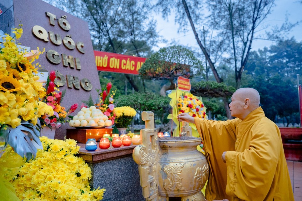 Trưởng lão Hoà thượng Chủ tịch dâng hương tưởng niệm, tri ân Anh hùng liệt sĩ
