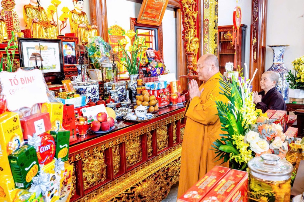 Nhị vị Thượng tọa chứng minh Ban Trị sự Phật giáo tỉnh Thanh Hóa dâng hương tưởng niệm liệt sĩ Nguyễn Văn Đàm