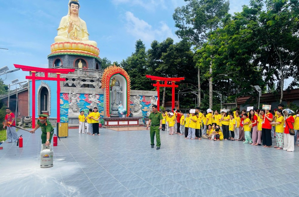 Đồng Tháp: Trang bị kỹ năng an toàn giao thông và phòng cháy, chữa cháy cho khóa sinh Mầm Sen Đạo Đức
