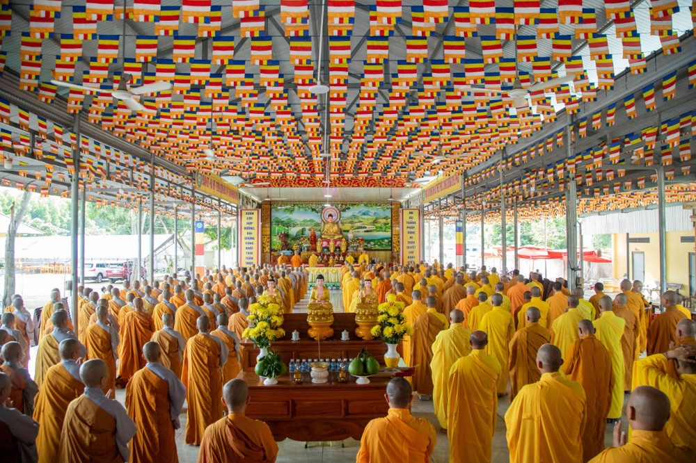 TP.HCM: Chư Tôn đức Tăng Ni Khu vực VI trang nghiêm Bố-tát, tụng giới mùa An cư kiết hạ PL.2570