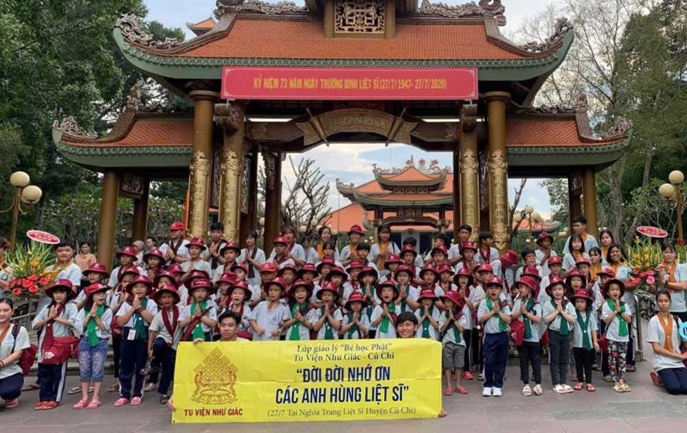TP.HCM: Thiếu nhi lớp Giáo lý "Bé học Phật" Tu viện Như Giác dâng hương tri ân các Anh hùng Liệt sĩ