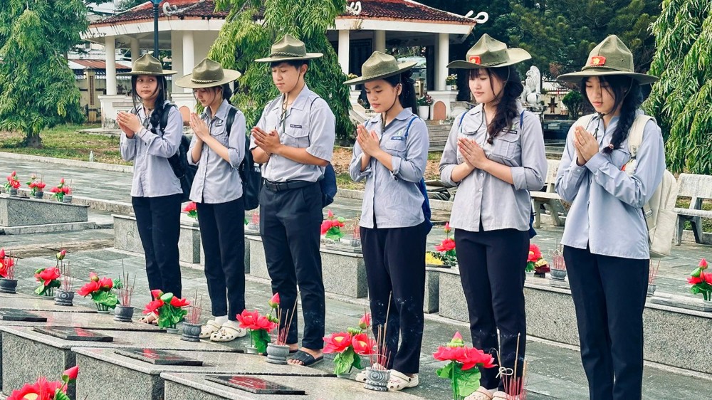 Quảng Ngãi: Tiểu ban Hoạt động Thanh niên Phân ban Gia đình Phật tử khu vực Kon Tum dâng hương tưởng niệm anh linh các Anh hùng Liệt sĩ