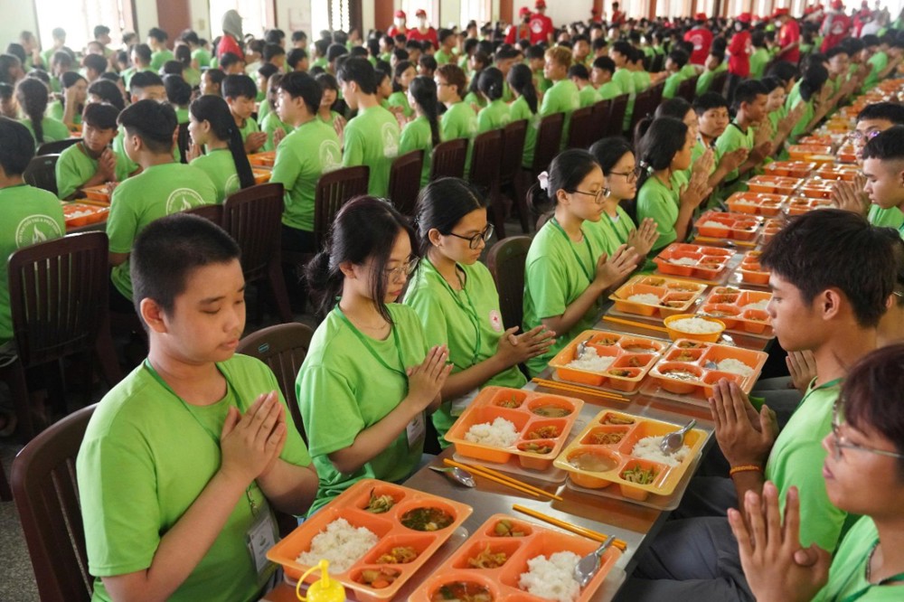 TP. Đồng Nai: Bữa cơm trong chánh niệm – Khoảng lặng nuôi dưỡng lòng biết ơn của hơn 3.500 trại sinh