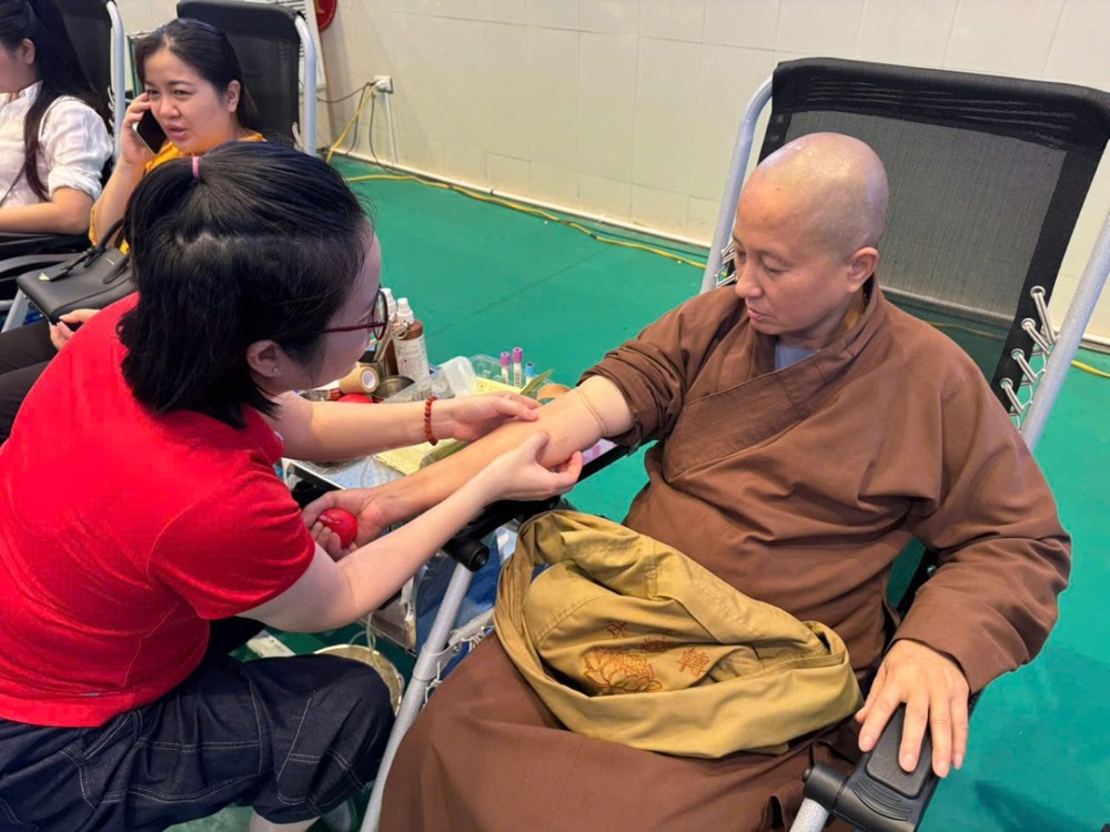 Tăng Ni Hạ trường Phật giáo tỉnh Tuyên Quang tham gia hiến máu hưởng ứng Chiến dịch "Giọt hồng xứ Tuyên"
