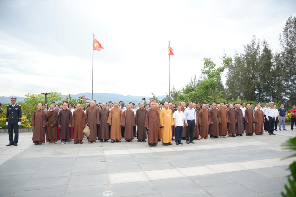 Khánh Hòa: Đoàn công tác dâng hương tưởng niệm trước khi ra thăm đặc khu Trường Sa