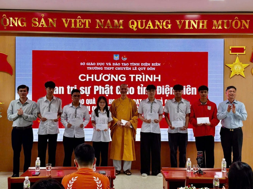Điện Biên: Ban Trị sự GHPGVN tỉnh trao học bổng, động viên học sinh và giáo viên Trường THPT Chuyên Lê Quý Đôn
