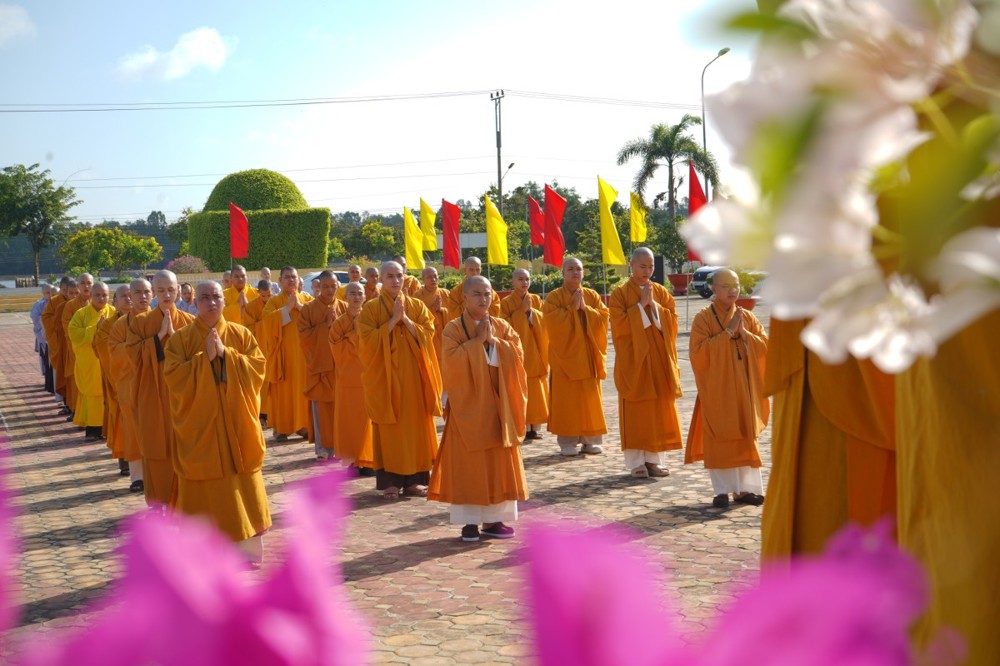 Đồng Tháp: Thiêng liêng Lễ dâng hương và cầu nguyện chư anh linh Liệt sĩ tại Nghĩa trang Liệt sĩ Tam Nông