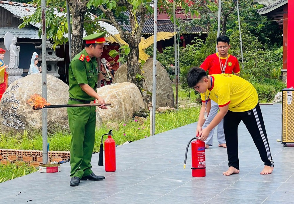 Đồng Tháp: Trang bị kỹ năng an toàn giao thông và phòng cháy, chữa cháy cho khóa sinh Mầm Sen Đạo Đức