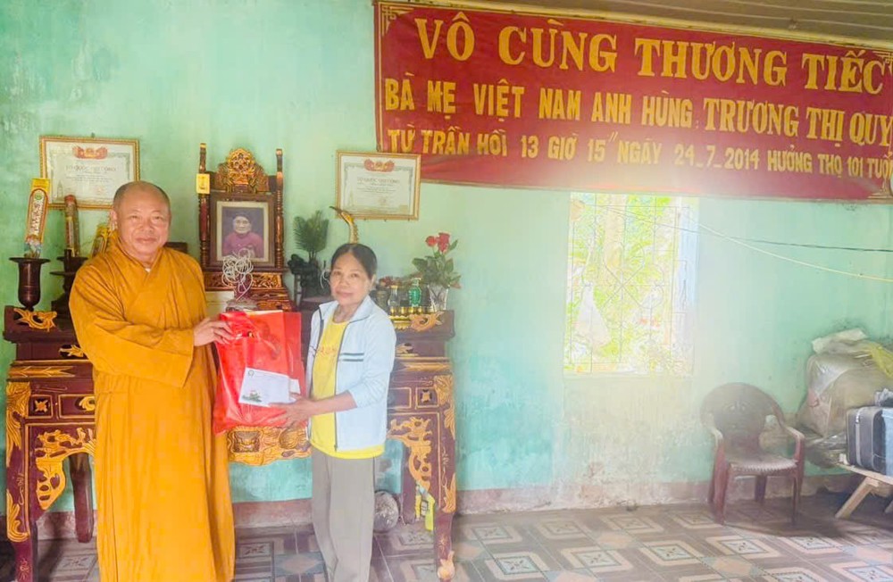 Thanh Hóa: Chư Tăng Tổ đình chùa Khải Nam tặng quà gia đình chính sách nhân ngày 27/7