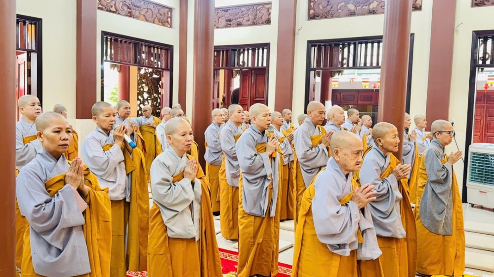 TP.HCM: Trường hạ Ni chùa Từ Giác trang nghiêm cử hành lễ Bố-tát, tụng giới ngày Trưởng tịnh
