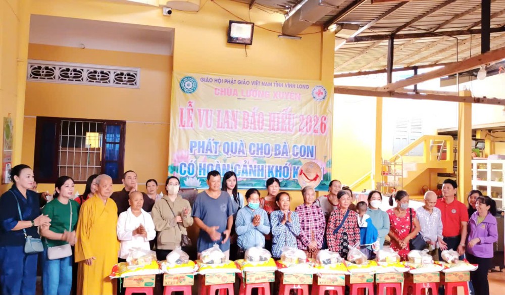 Vĩnh Long: Chùa Lưỡng Xuyên – chùa Phước Tường trao tặng 300 phần quà đến bà con có hoàn cảnh khó khăn