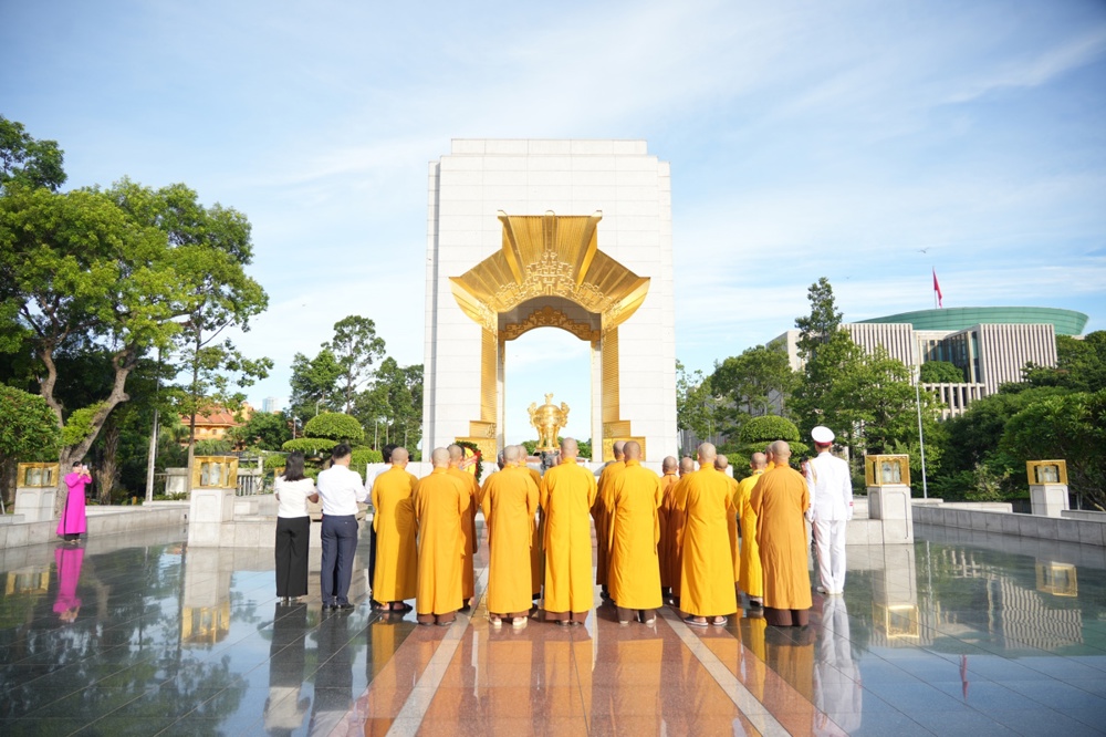 Lễ dâng hương tưởng niệm các AHLS trước thềm đại hội đại biểu Phật giáo TP. Hà Nội