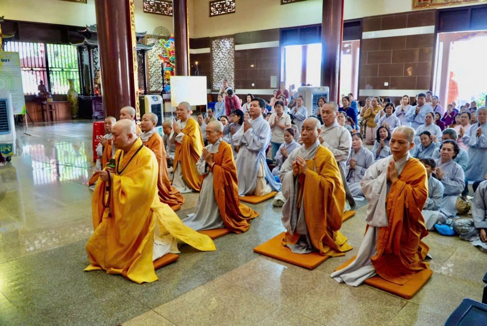 Vĩnh Long: Chư Tôn đức Tăng Ni các tự viện TP.HCM thăm và cúng dường các điểm An cư Kiết hạ tại tỉnh Vĩnh Long