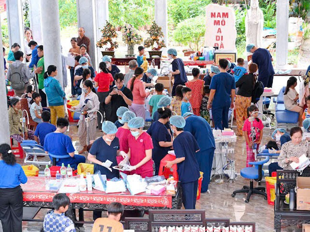 Vĩnh Long: Hướng về ngày 27-7, Trường hạ chùa Tân Phước phối hợp hai bệnh viện TP.HCM khám bệnh, cấp phát thuốc miễn phí