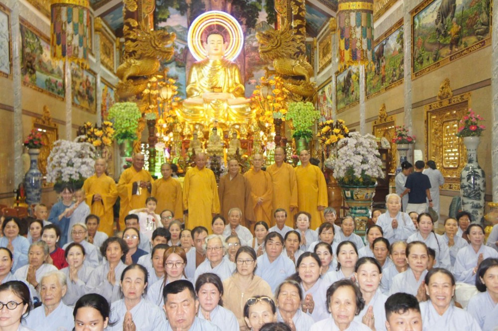 Vĩnh Long: Chư Tôn đức Tăng Ni, Phật tử khu vực Ba Tri cũ thăm và cúng dường các trường hạ khu vực Bến Tre cũ