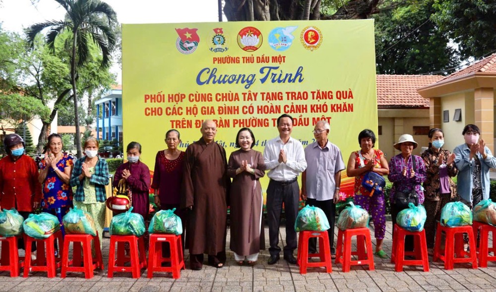 TP.HCM: Trao 500 phần quà đến hộ khó khăn, lan tỏa tinh thần đại đoàn kết trên địa bàn phường Thủ Dầu Một