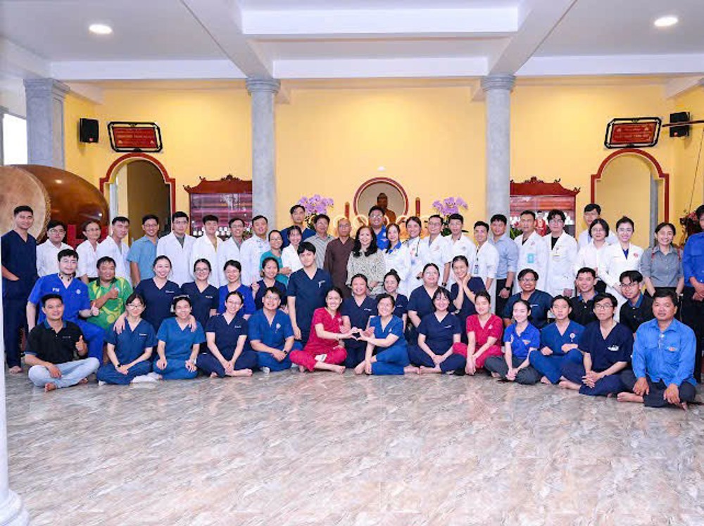 Vĩnh Long: Hướng về ngày 27-7, Trường hạ chùa Tân Phước phối hợp hai bệnh viện TP.HCM khám bệnh, cấp phát thuốc miễn phí