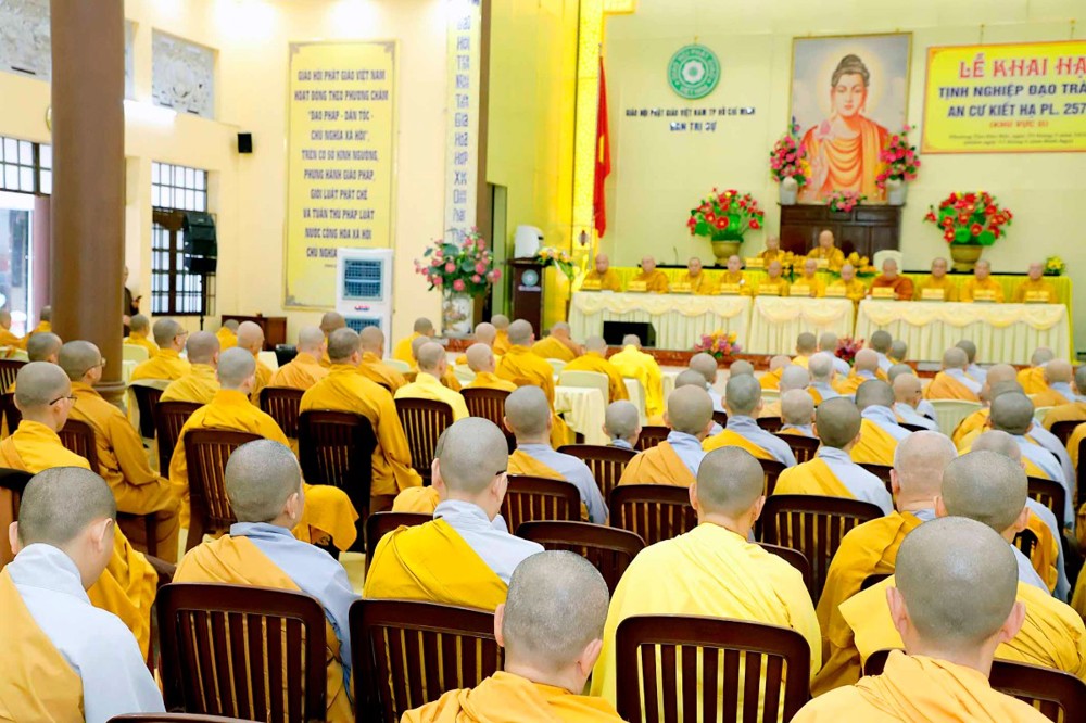 TP.HCM: Lãnh đạo Phật giáo thành phố thăm, sách tấn hành giả Tăng Ni trường hạ Tổ đình Hội Khánh - khu vực II