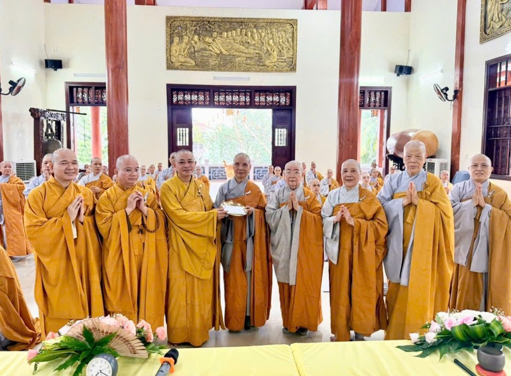 TP. HCM: Chư Tôn đức Tăng Phật giáo liên phường thăm, sách tấn chư Ni an cư tại chùa Từ Nguyên