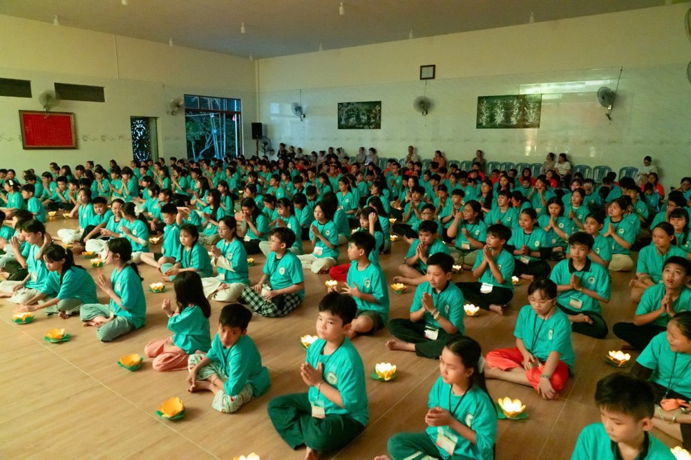 Tây Ninh: Xúc động đêm hoa đăng tại khóa sinh hoạt Phật pháp mùa hè chùa Pháp Hưng