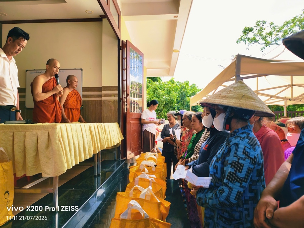 Vĩnh Long: Thiền viện Thiện Minh trao quà từ thiện nhân lễ húy nhật lần thứ 8 của Cố Thượng tọa Thiện Minh