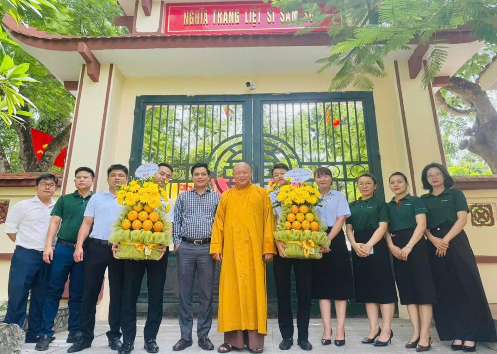 Thanh Hóa: Thượng tọa Thích Tâm Định cùng Ngân hàng VPBank Sầm Sơn dâng hương tri ân các Anh hùng liệt sĩ