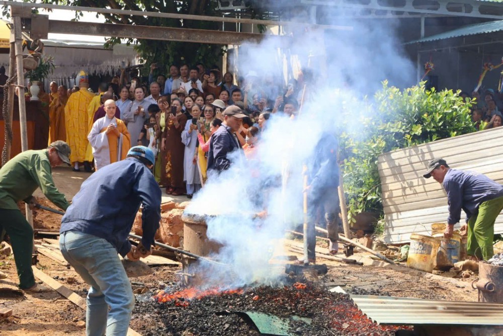 Đắk Lắk: Trang nghiêm lễ chú nguyện rót đồng đúc tôn tượng Đức Phật Bổn Sư tại Niệm Phật đường Phước Chánh